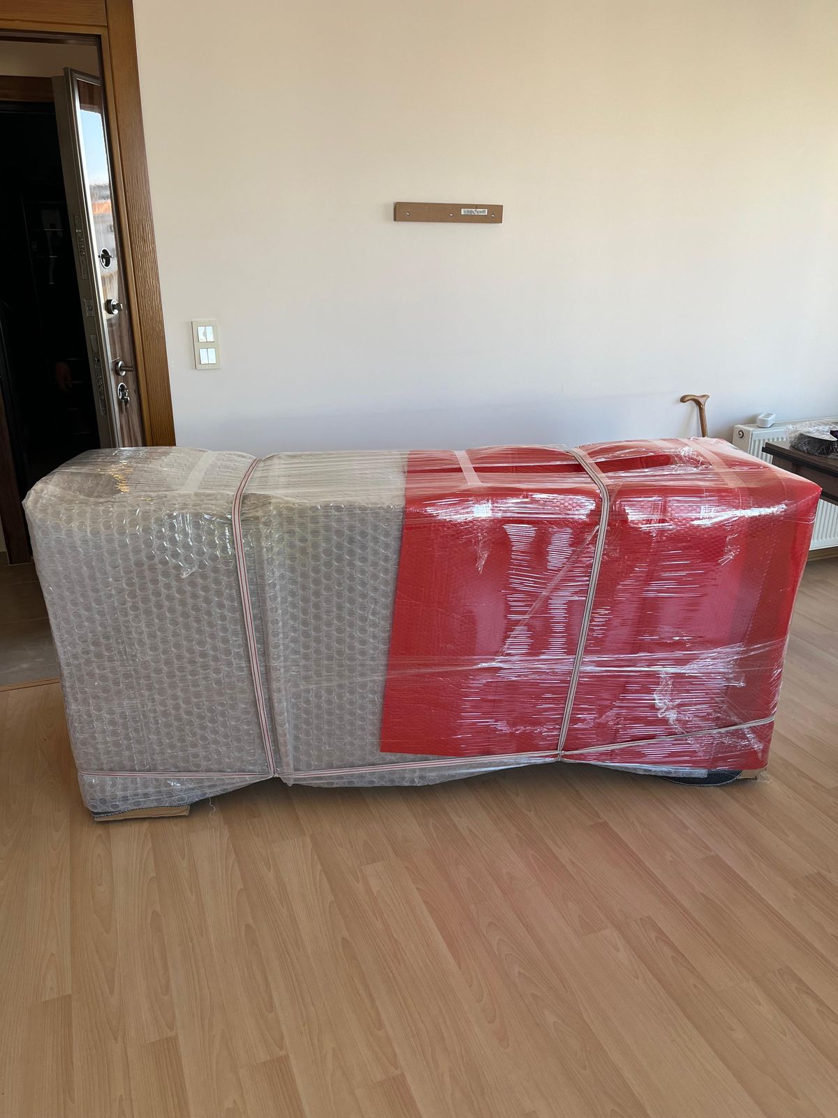 Streç film ile paketlenmiş gardolap taşıma